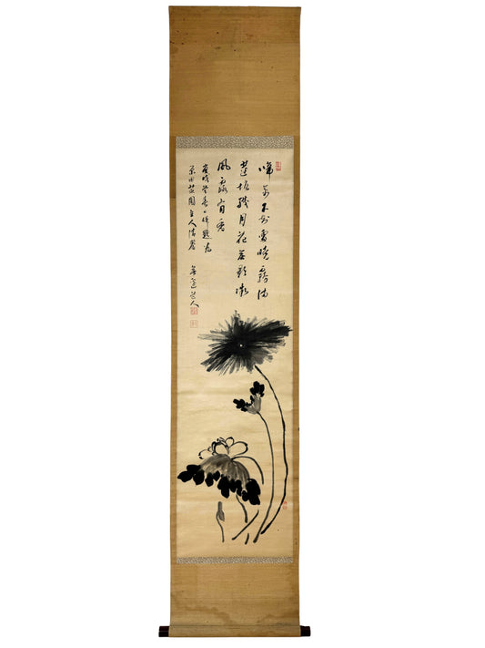 Kakejiku japonais de 1910 avec lotus à l’encre et calligraphie.