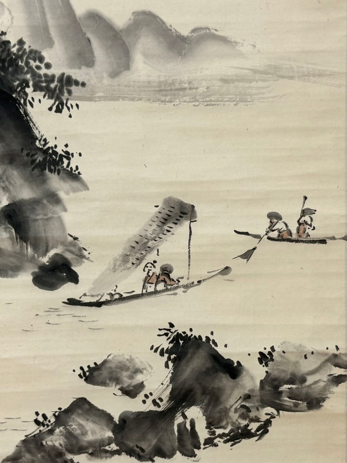 Kakejiku sumi-e avec falaise et pêcheurs en barque, gros plan sur les pêcheurs en barque