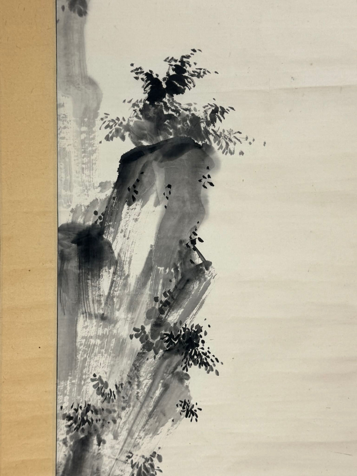 Kakejiku sumi-e avec falaise et pêcheurs en barque, gros plan sur le rocher et la végétation