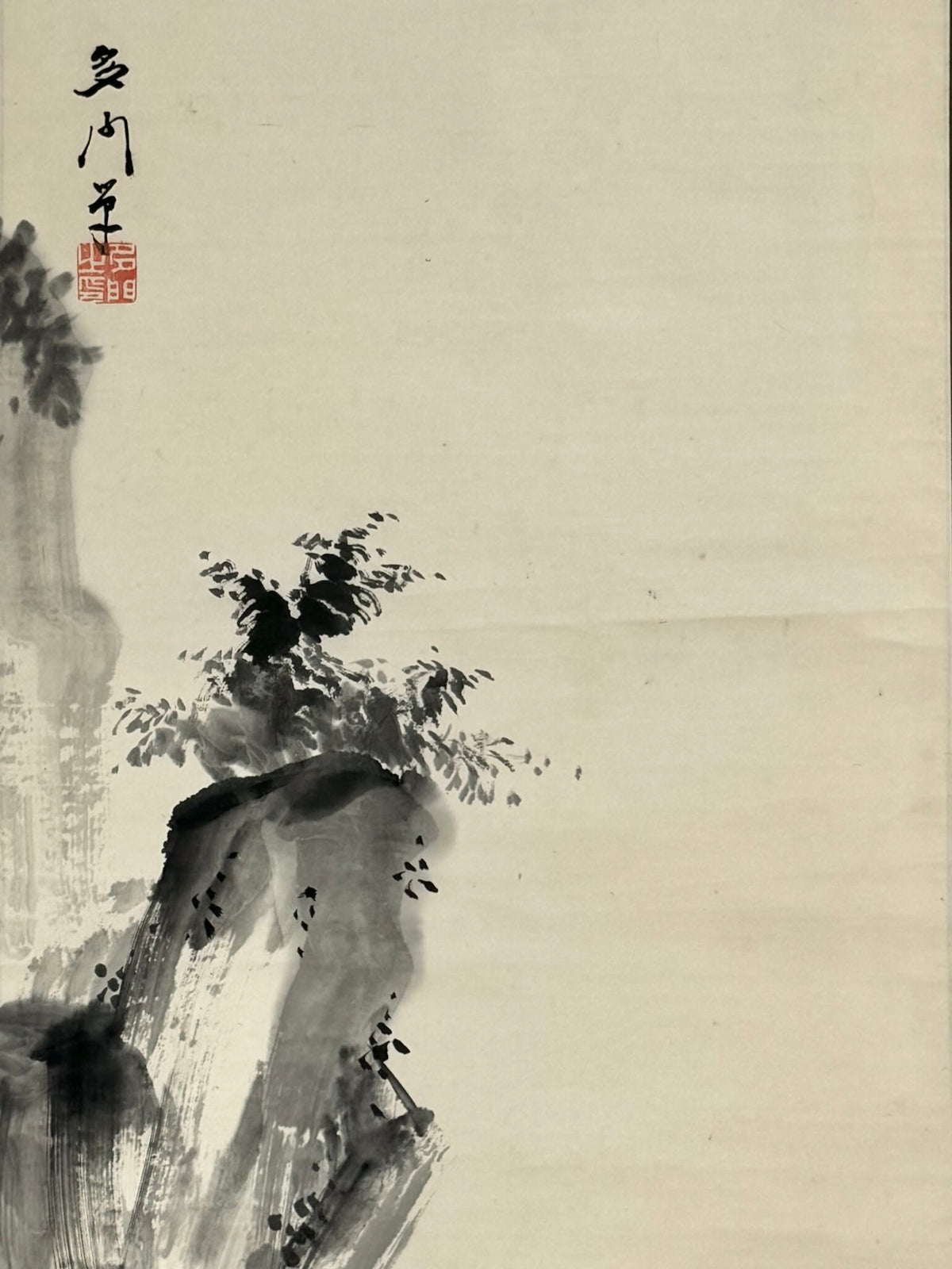 Kakejiku sumi-e avec falaise et pêcheurs en barque, gros plan sur la signature et le rocher