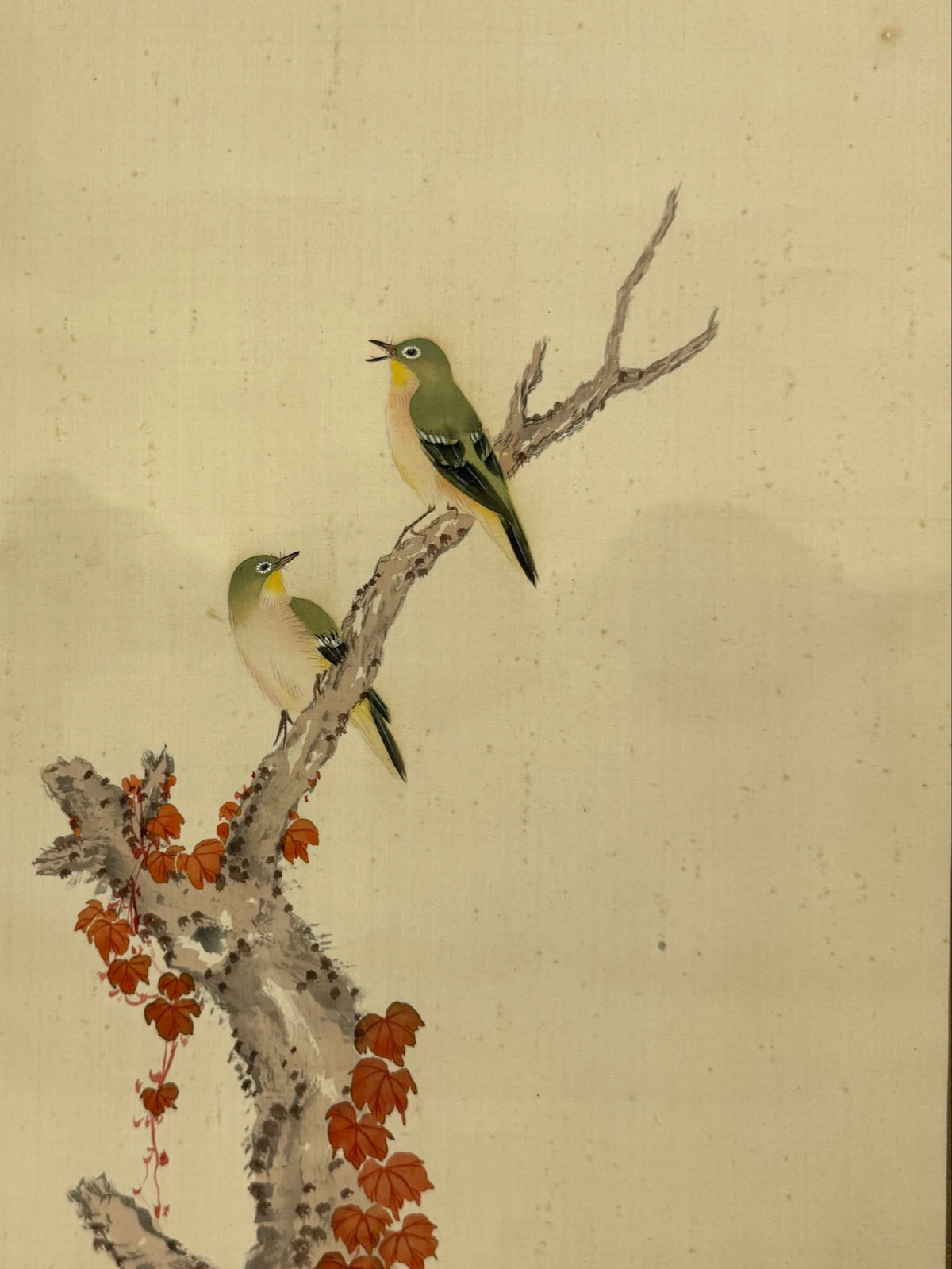 Kakejiku de Noda Seiseki avec deux oiseaux et vigne rouge, gros plan sur le couple d'oiseaux
