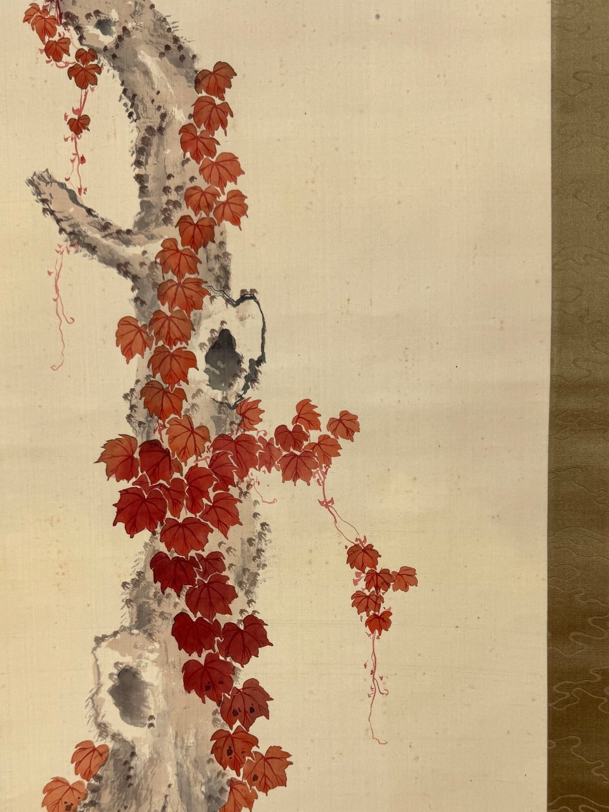 Kakejiku de Noda Seiseki avec deux oiseaux et vigne rouge, gros plan sur la vigne rouge