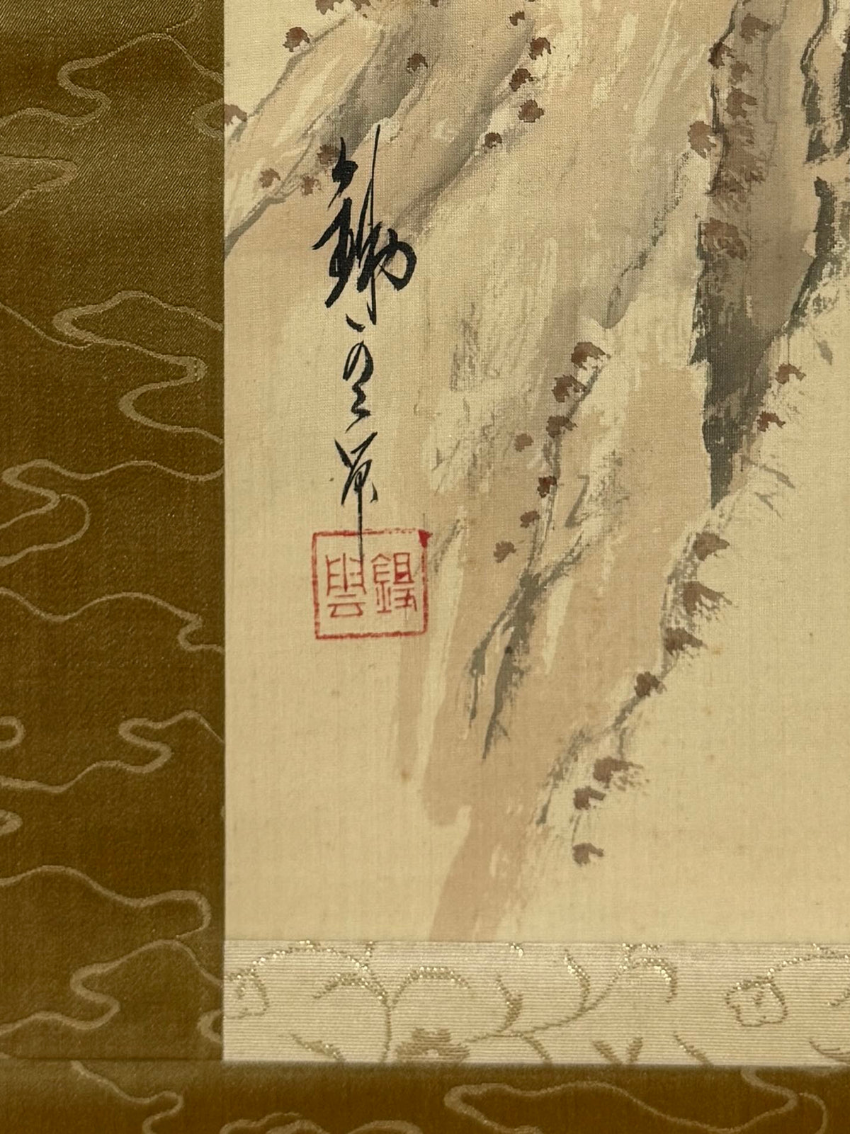 Kakejiku de Noda Seiseki avec deux oiseaux et vigne rouge, gros plan sur la signature et le tissu de soie