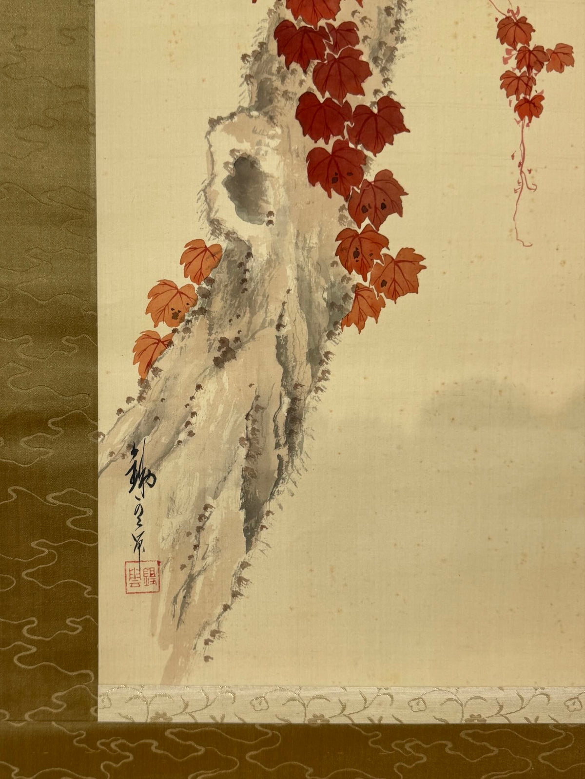 Kakejiku de Noda Seiseki avec deux oiseaux et vigne rouge, gros plan sur lle tronc de l'arbre