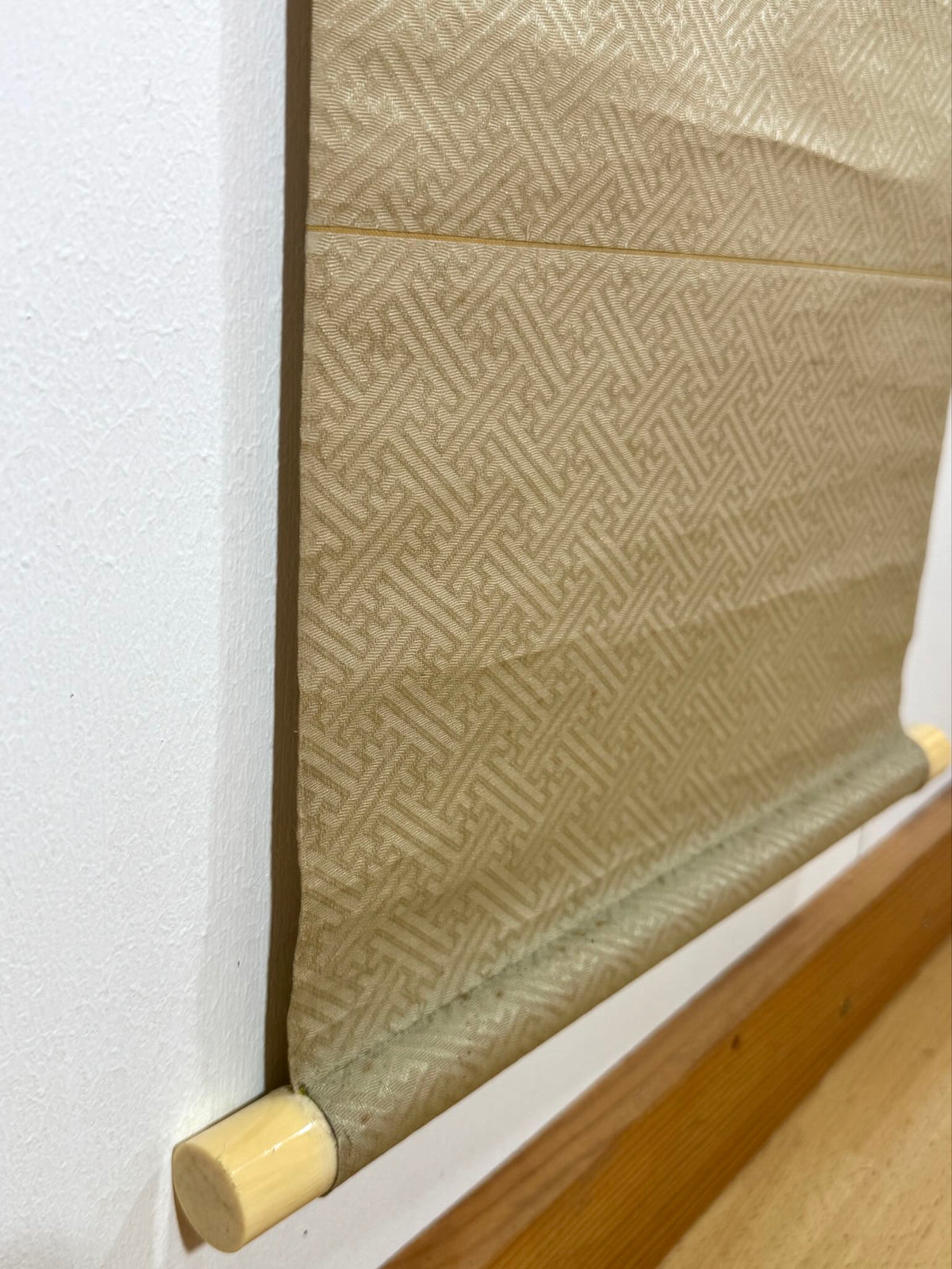 Kakejiku de Hirafuku Hyakusui avec oiseau et feuillages d’automne, gros plan sur l'axe du rouleau