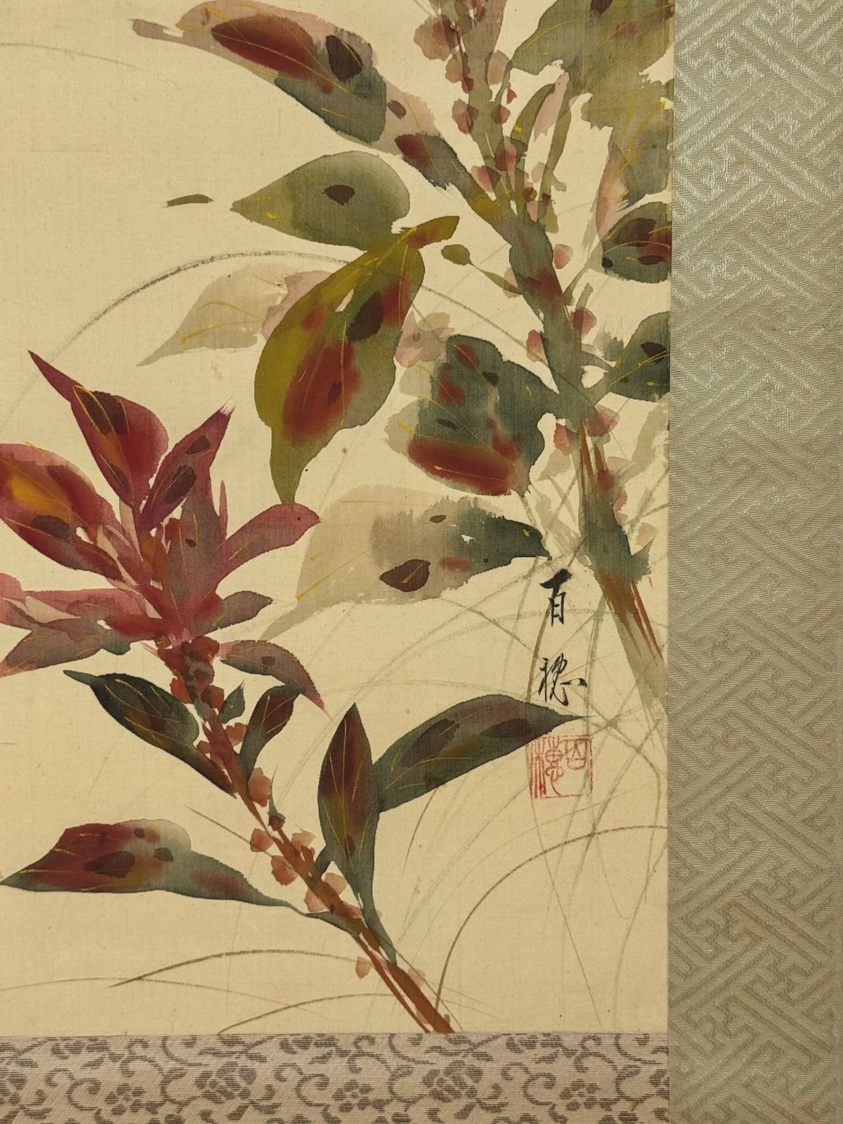 Kakejiku de Hirafuku Hyakusui avec oiseau et feuillages d’automne, gros plan sur le tissu
