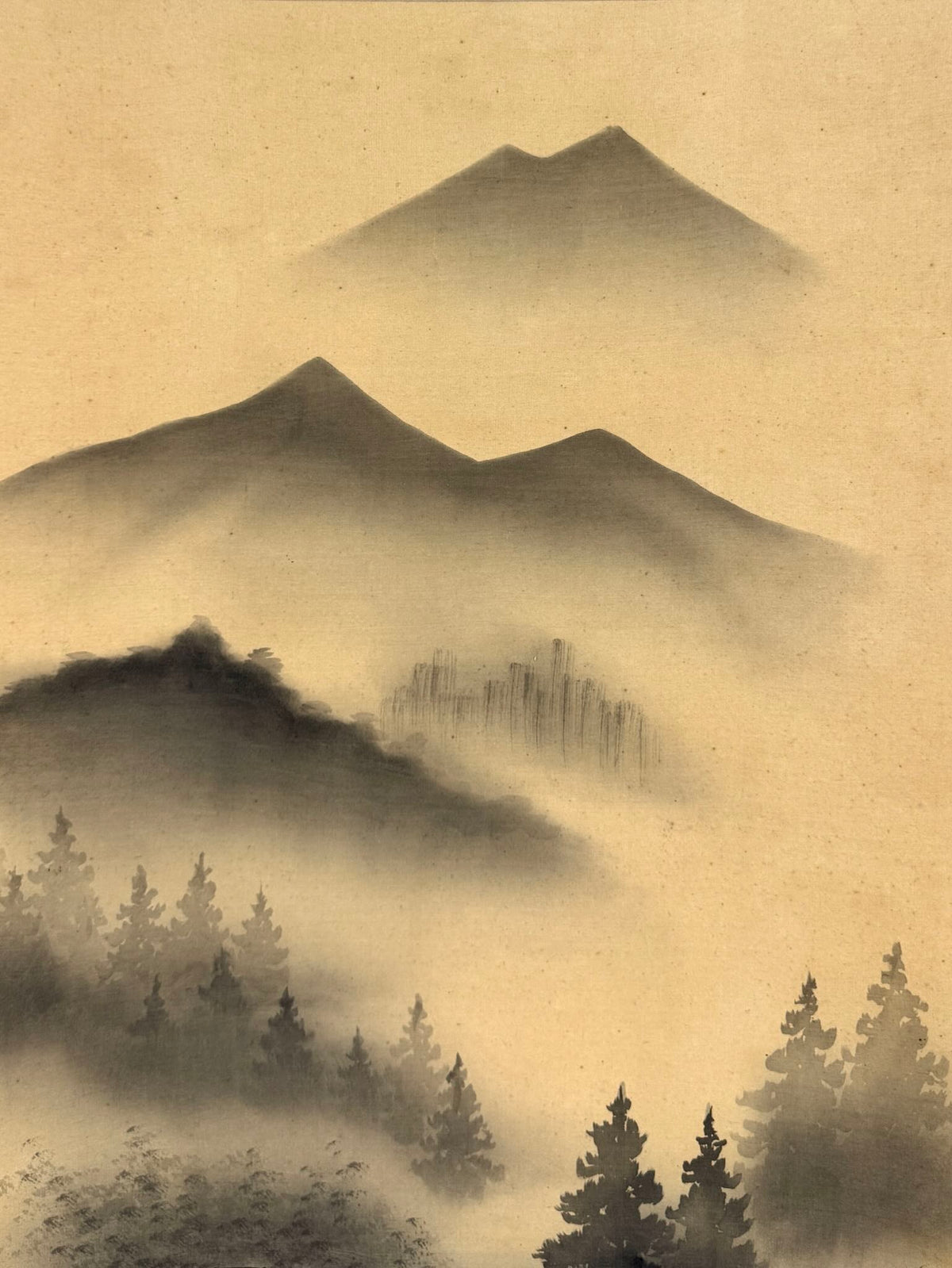 Kakejiku japonais sumi-e avec rivière, pont, sapins et montagnes, gros plan sur la brume
