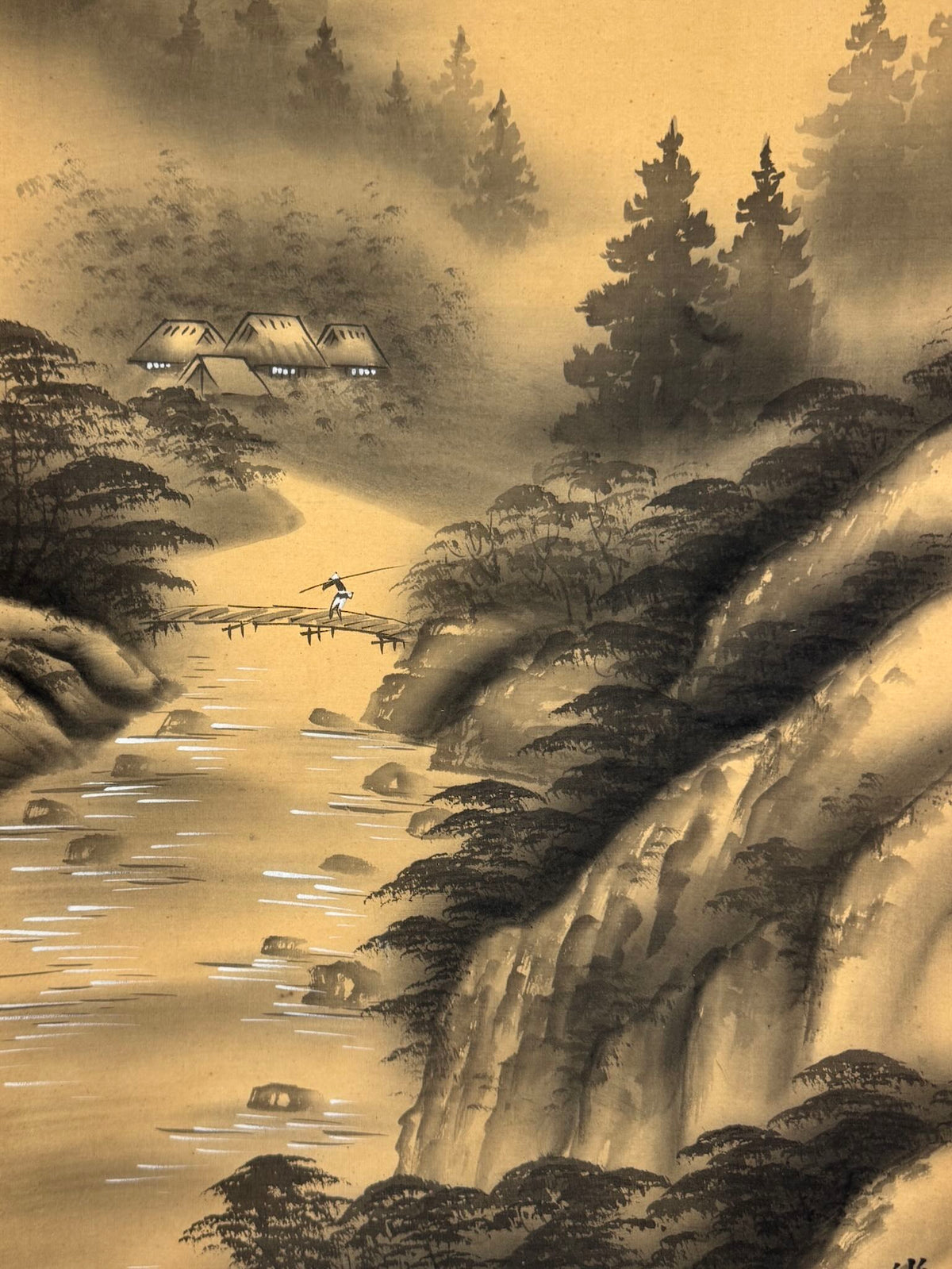 Kakejiku japonais sumi-e avec rivière, pont, sapins et montagnes, gros plan sur le bucheron passant sur le pont
