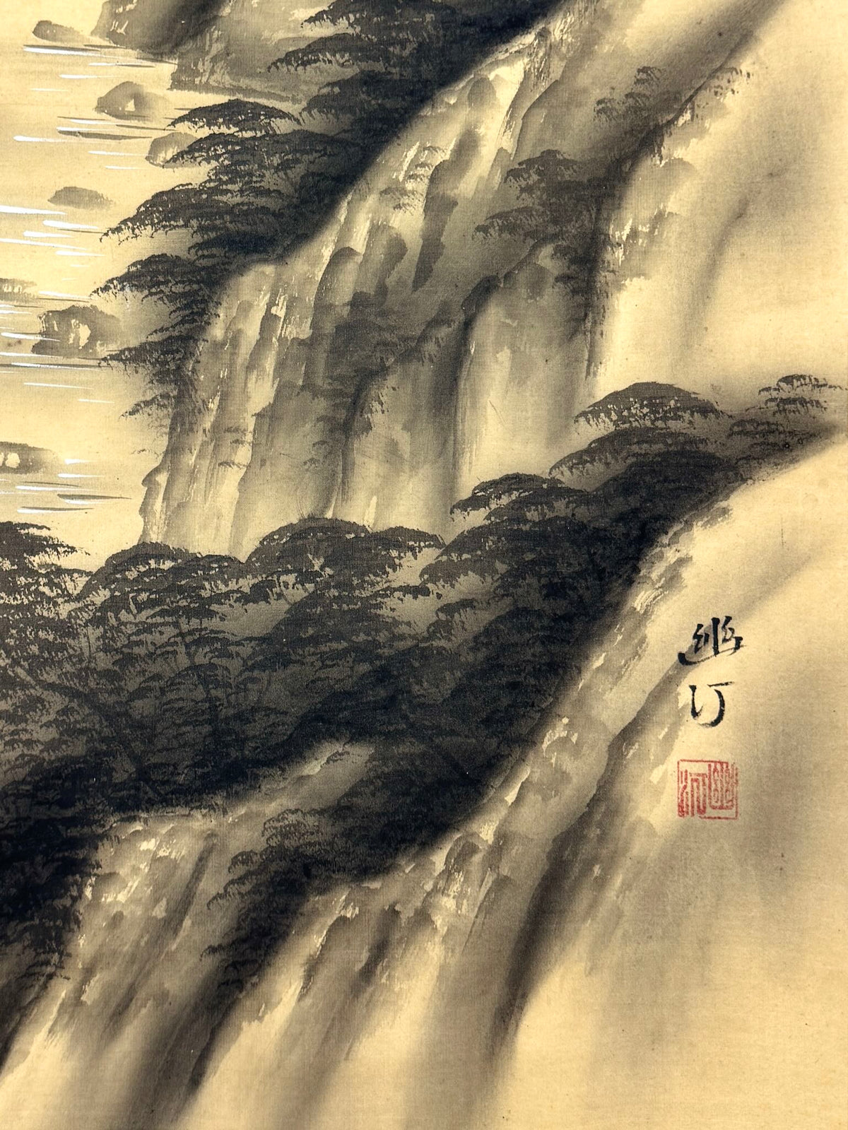Kakejiku japonais sumi-e avec rivière, pont, sapins et montagnes, gros plan sur les pins accrochés aux rochers et la signature