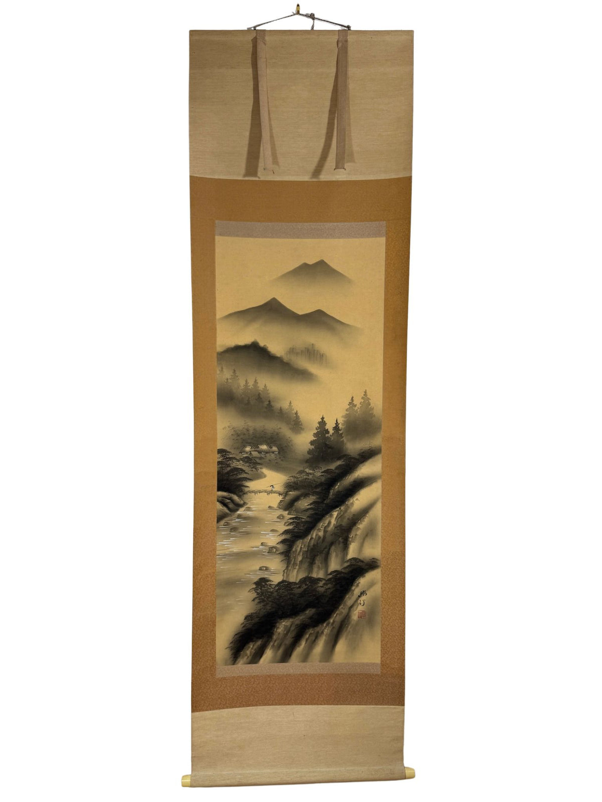 Kakejiku japonais sumi-e avec rivière, pont, sapins et montagnes.