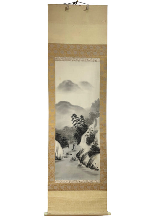 Kakejiku sumi-e avec voyageur à cheval sur un pont dans un paysage de montagne.
