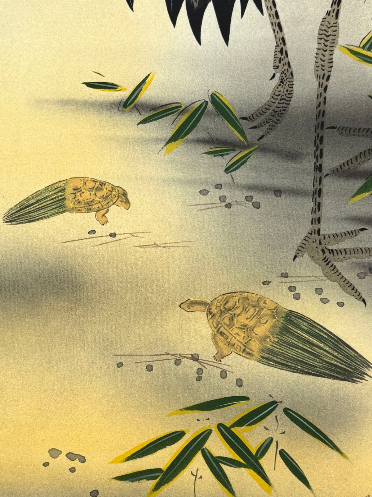 Kakejiku japonais avec deux grues et tortues minogame sous un pin au lever du soleil rouge, gros plan sur les tortues et le bambou