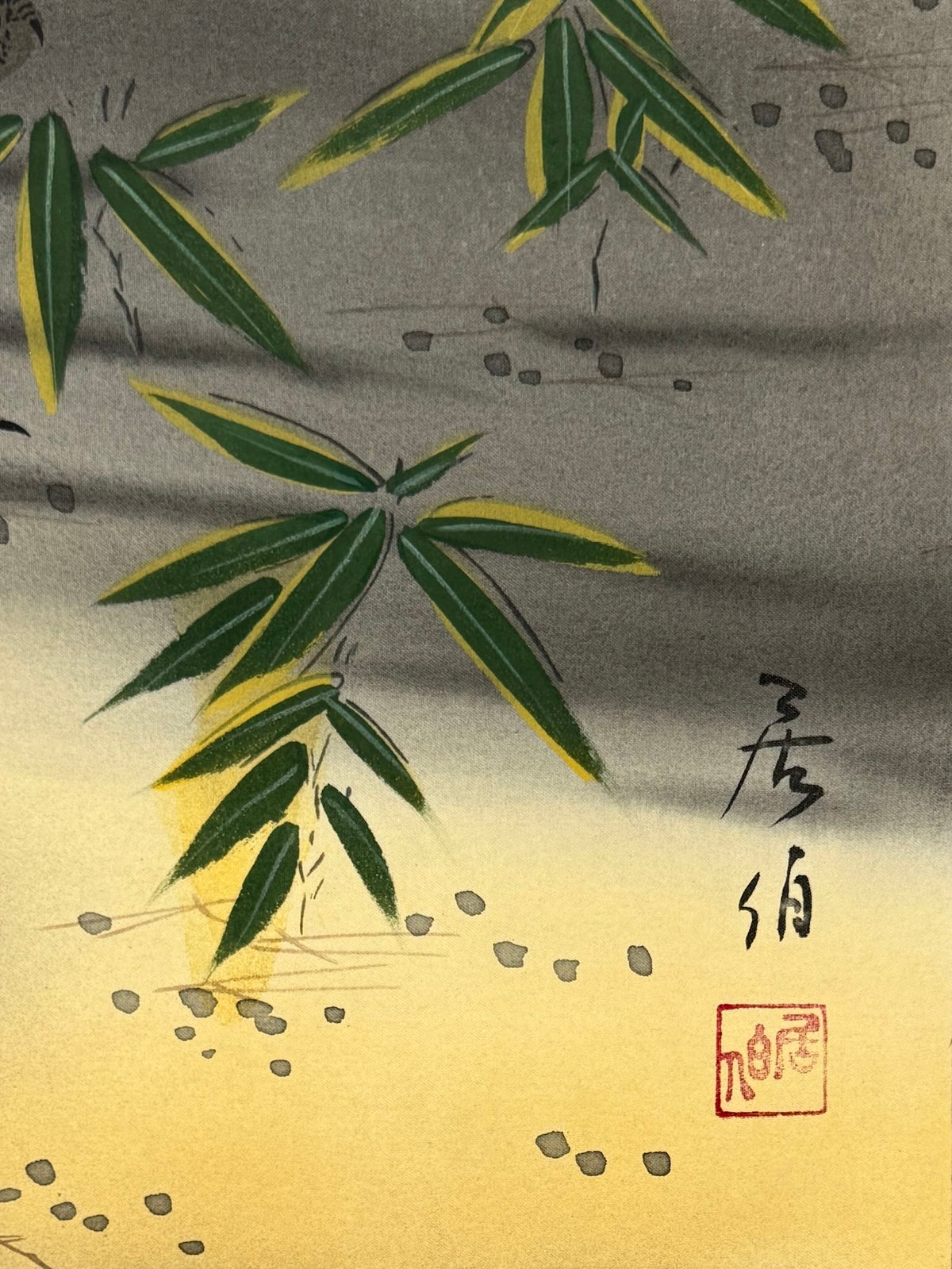 Kakejiku japonais avec deux grues et tortues minogame sous un pin au lever du soleil rouge, gros plan sur la signature