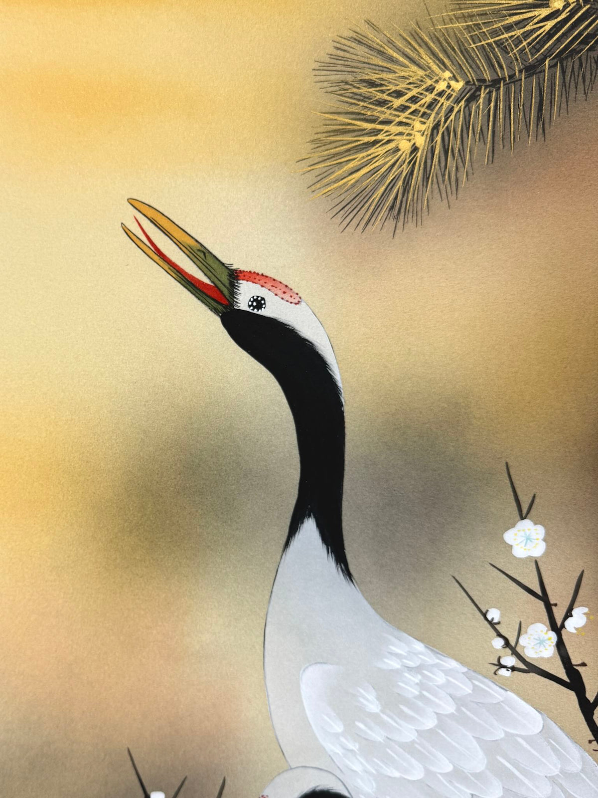 Kakejiku japonais avec deux grues et tortues minogame sous un pin au lever du soleil rouge, gros plan sur la tête de l'oiseau