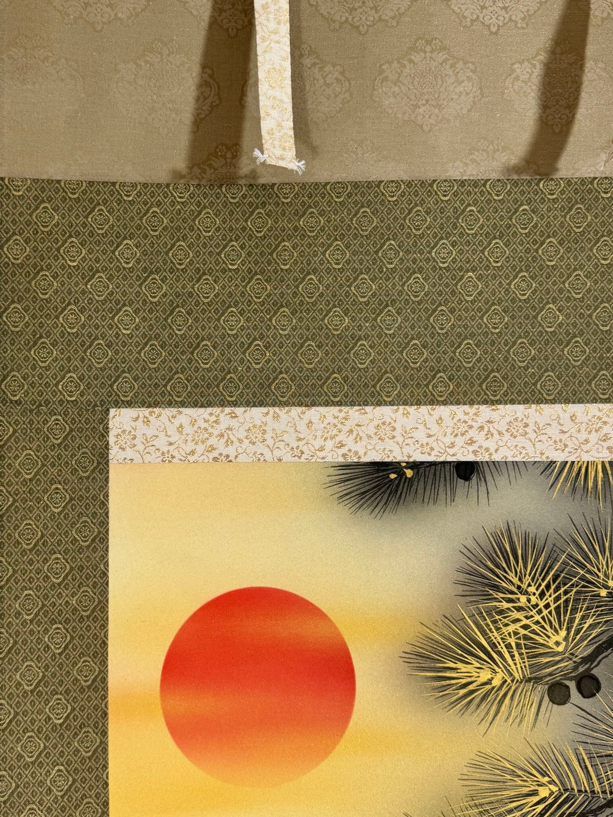 Kakejiku japonais avec deux grues et tortues minogame sous un pin au lever du soleil rouge, gros plan sur les tissus
