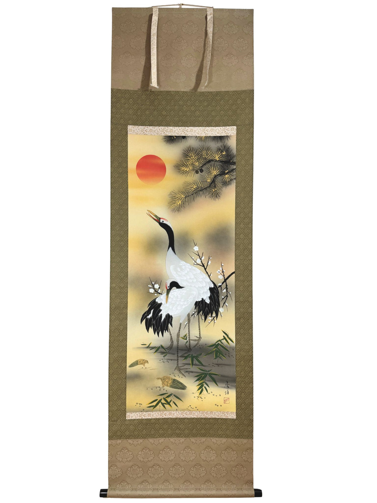 Kakejiku japonais avec deux grues et tortues minogame sous un pin au lever du soleil rouge.