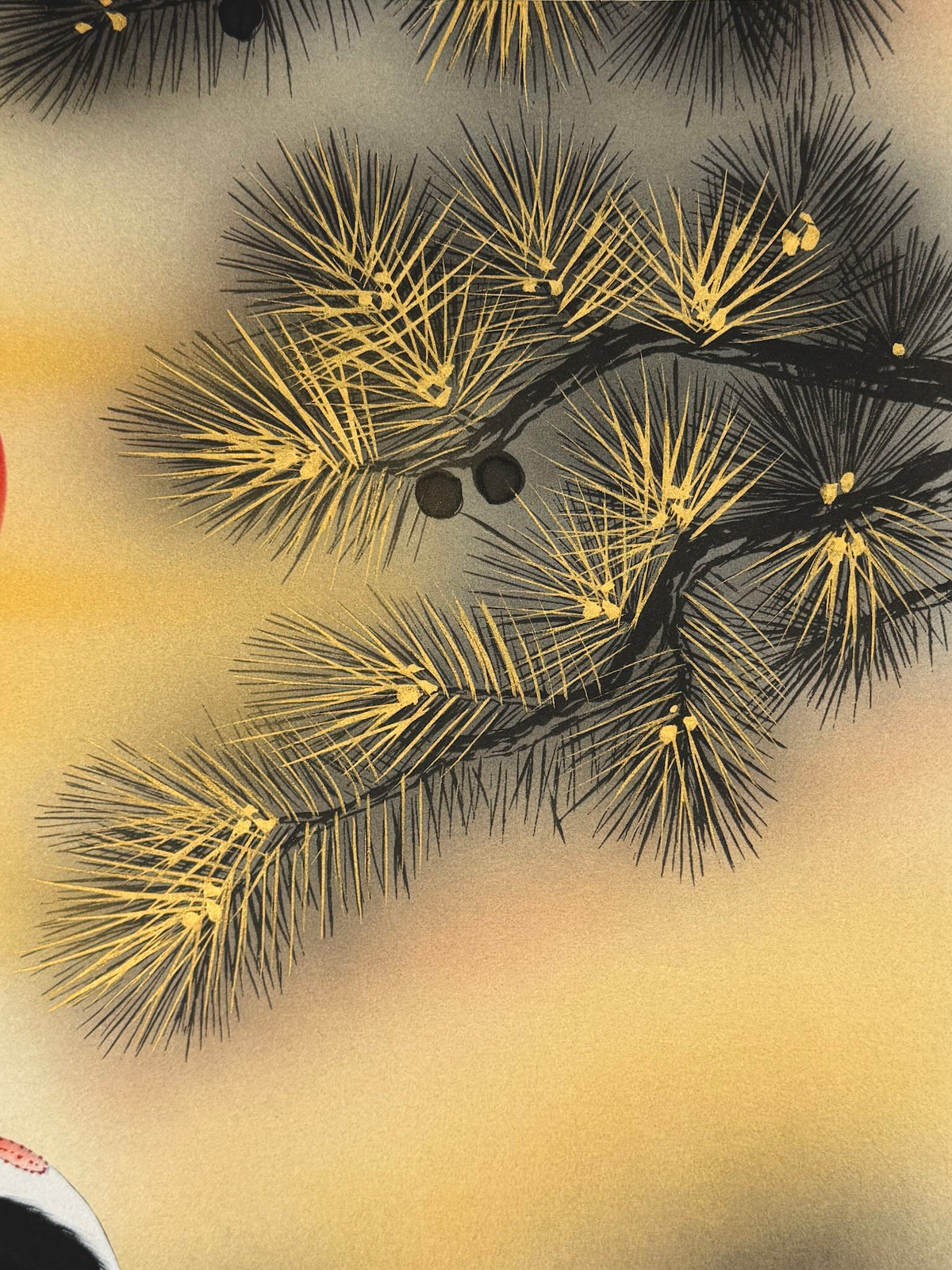 Kakejiku japonais avec deux grues et tortues minogame sous un pin au lever du soleil rouge, gros plan sur les épines de pins dorées
