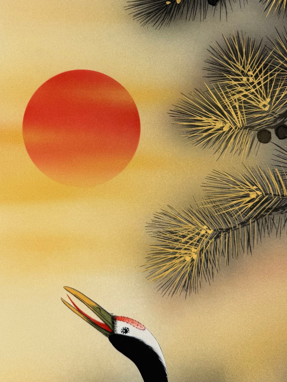 Kakejiku japonais avec deux grues et tortues minogame sous un pin au lever du soleil rouge, gros plan sur le soleil rouge