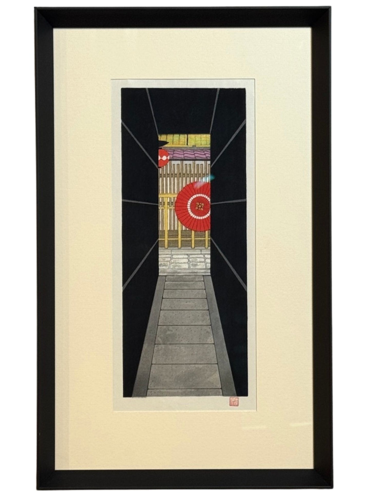 estampe japonaise contemporaine encadrée de Teruhide Kato une allée noire en perspective menant sur rue avec un parapluie rouge et une lanterne rouge, avec cadre noir