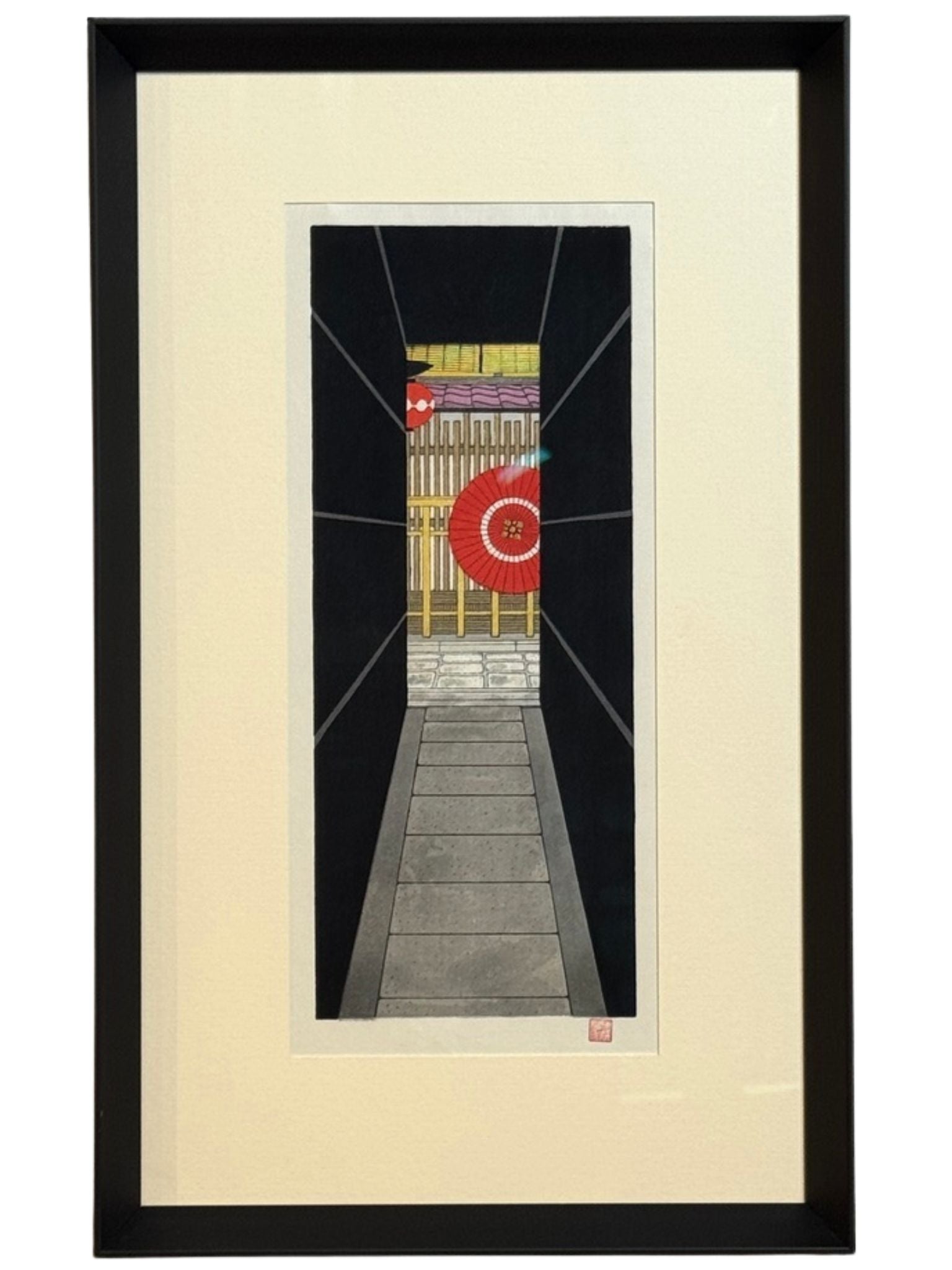 estampe japonaise contemporaine encadrée de Teruhide Kato une allée noire en perspective menant sur rue avec un parapluie rouge et une lanterne rouge, avec cadre noir