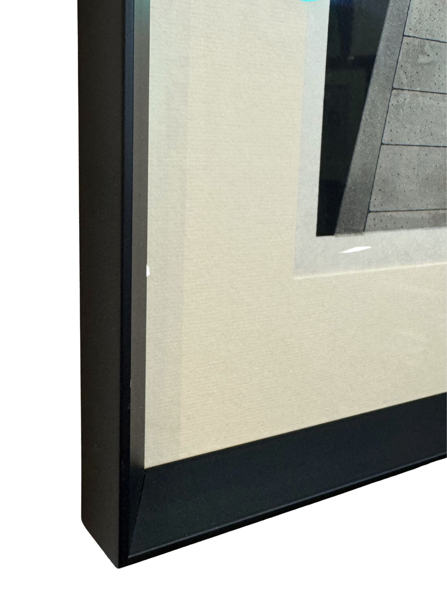 Gros plan sur l'angle du cadre en pente toit noir.