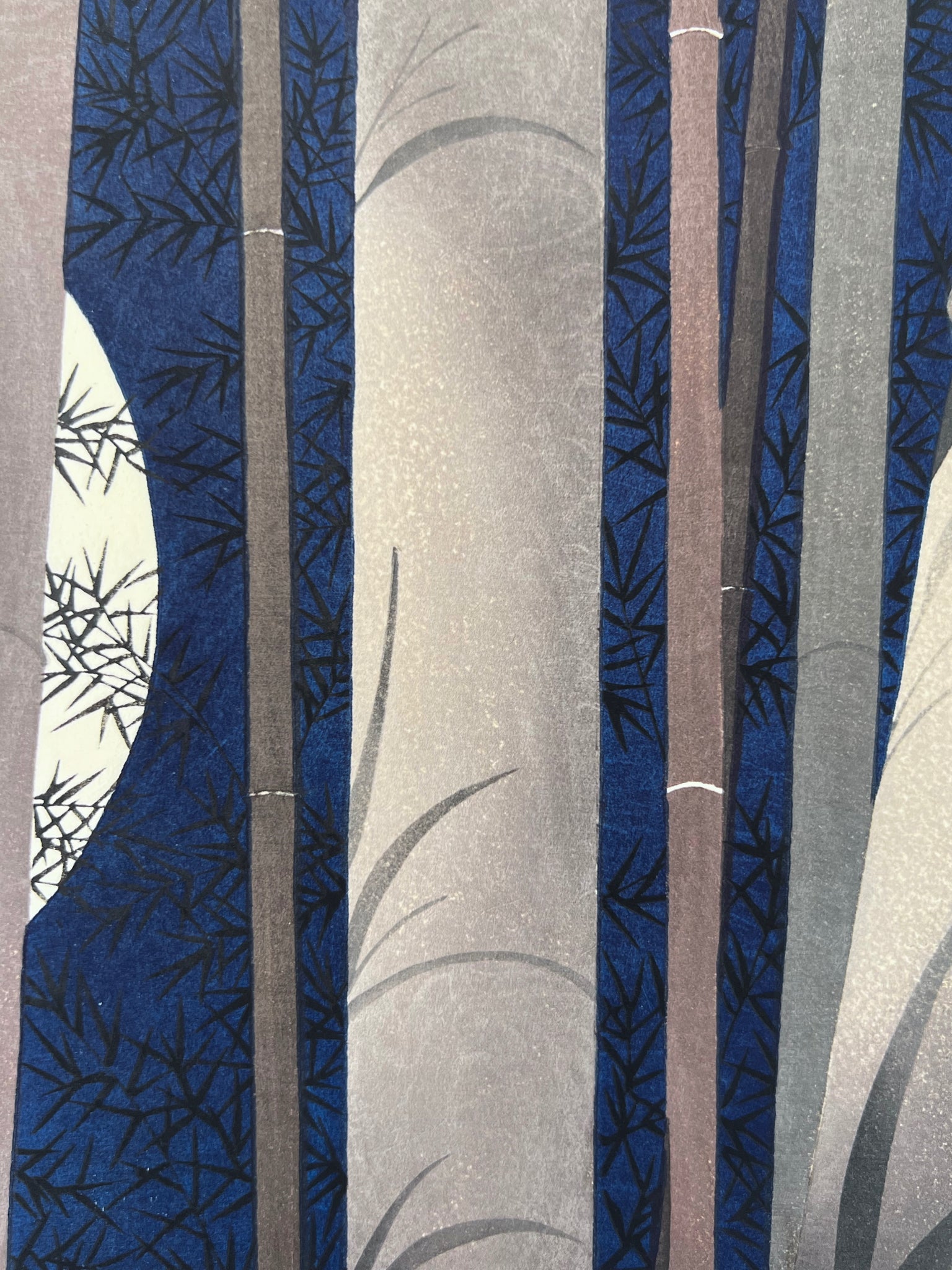 Estampe japonaise paysage, nuit pleine lune derrière des feuilles des bambou., les tiges de bambou