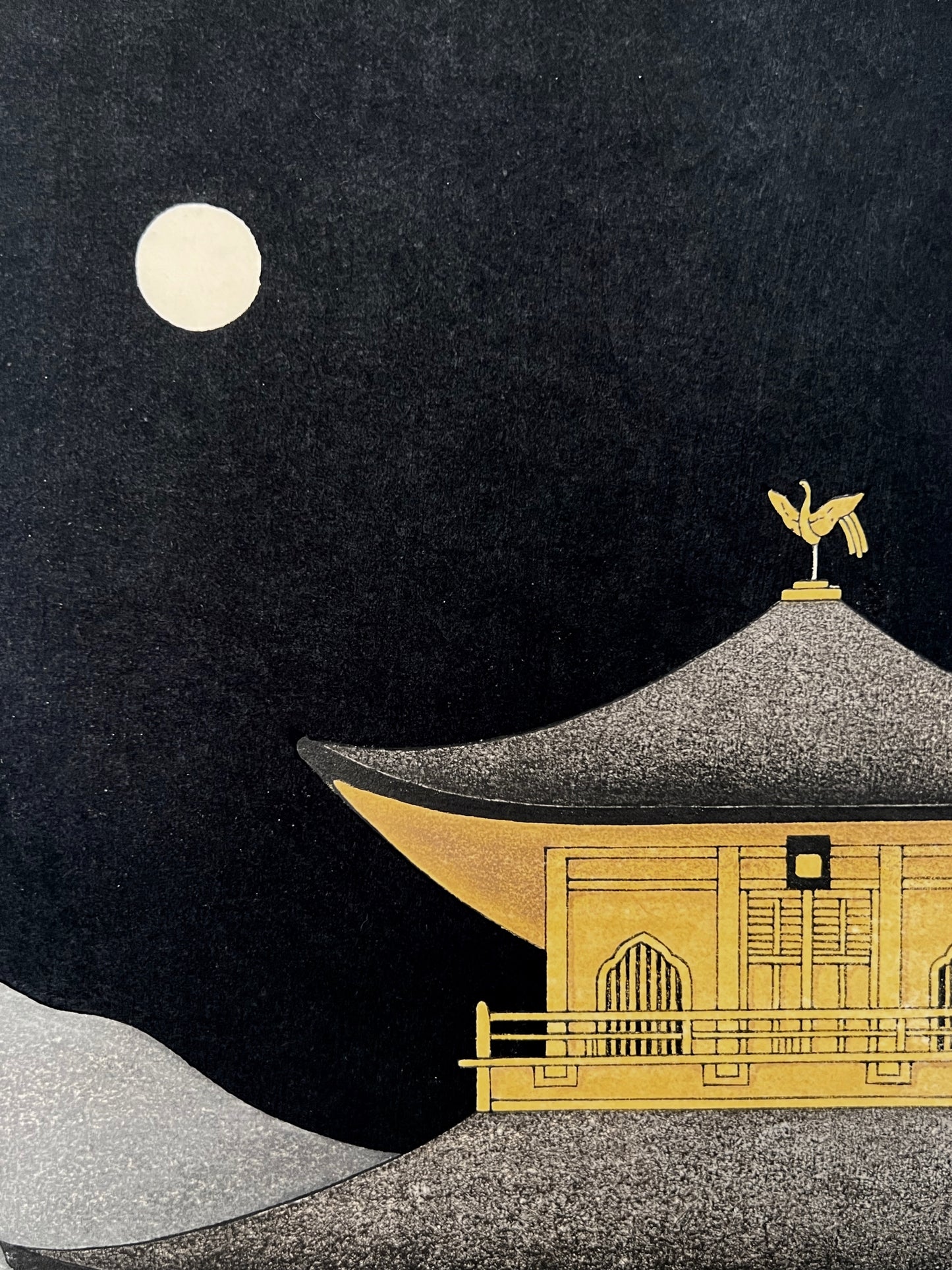 estampe japonaise contemporaine pavillon d'or kinkakuji nuit de pleine lune, gros plan lune et phoenix