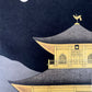 estampe japonaise contemporaine pavillon d'or kinkakuji nuit de pleine lune, haut du pavillon or dans la nuit noire