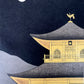 estampe japonaise contemporaine pavillon d'or kinkakuji nuit de pleine lune, haut du pavillon or dans la nuit noire