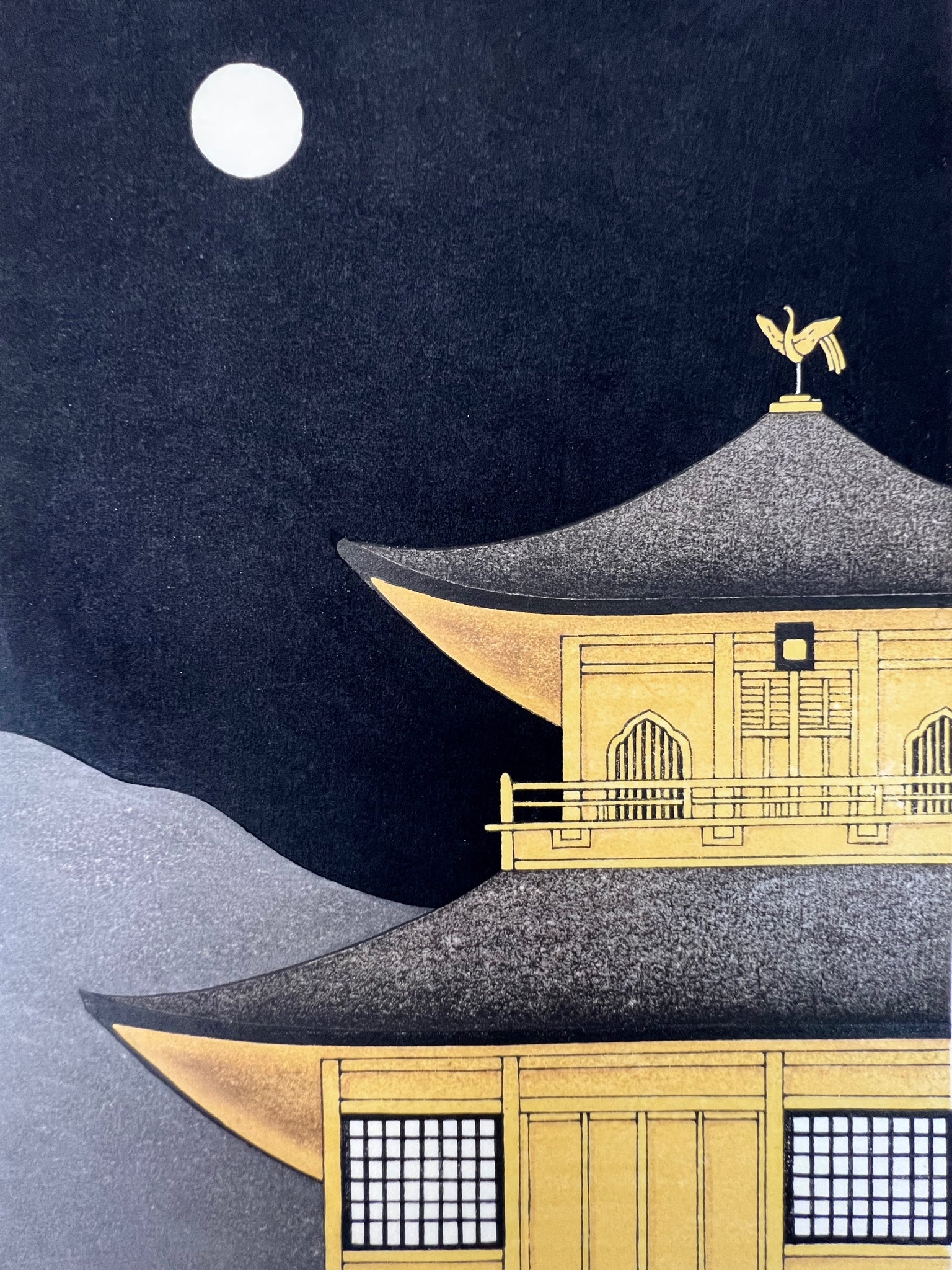 estampe japonaise contemporaine pavillon d'or kinkakuji nuit de pleine lune, haut du pavillon or dans la nuit noire