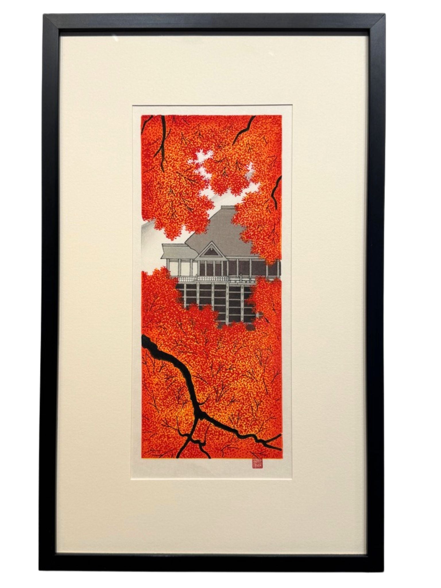 estampe japonaise encadrée de Teruhide Kato du temple Kiyomizu apparaissant derrière un rideau d'érables rouge à l'automne, avec cadre noir.