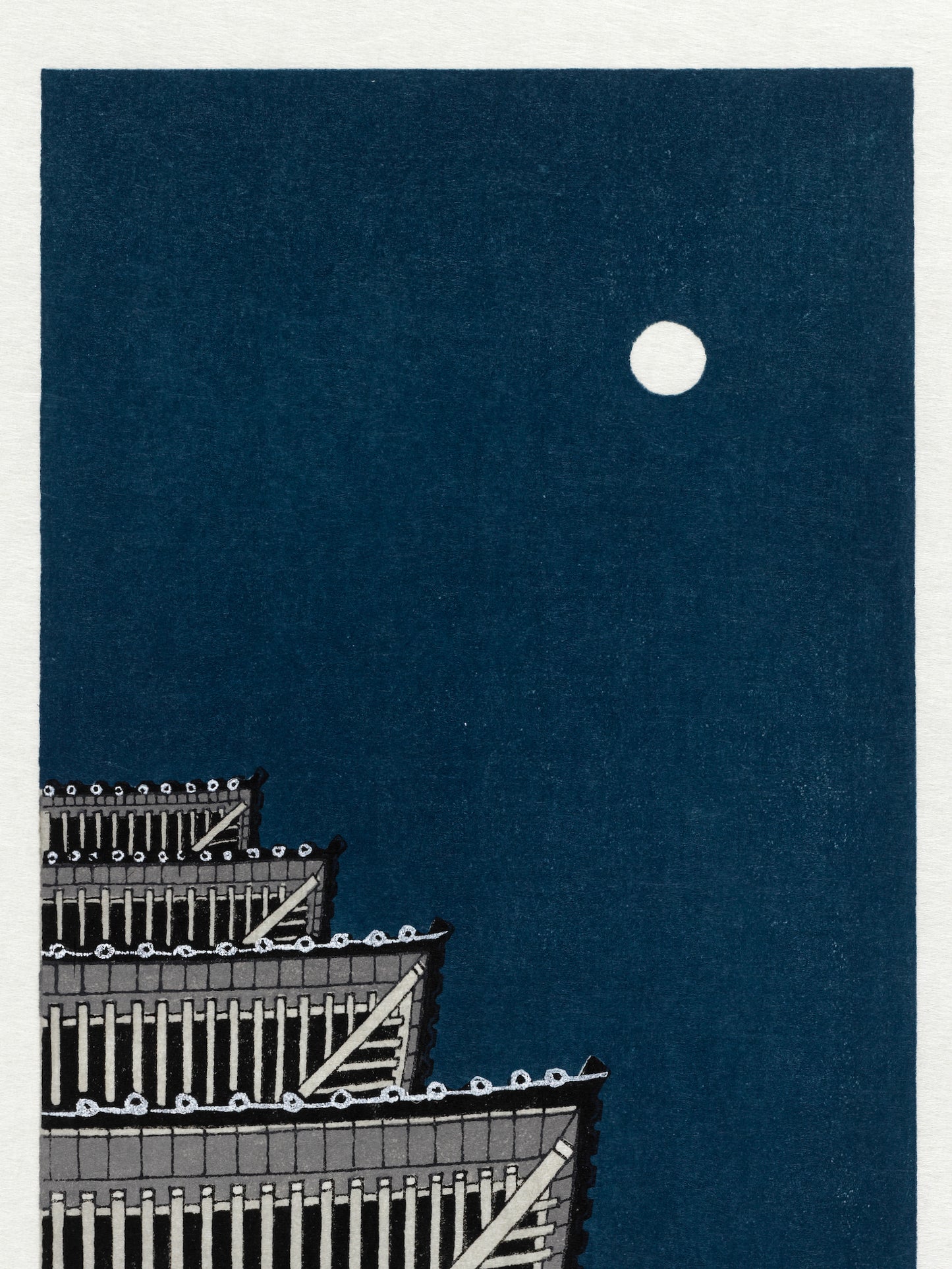 estampe japonaise toit pagode vu de dessous une nuit de pleine lune, ciel bleu-noir