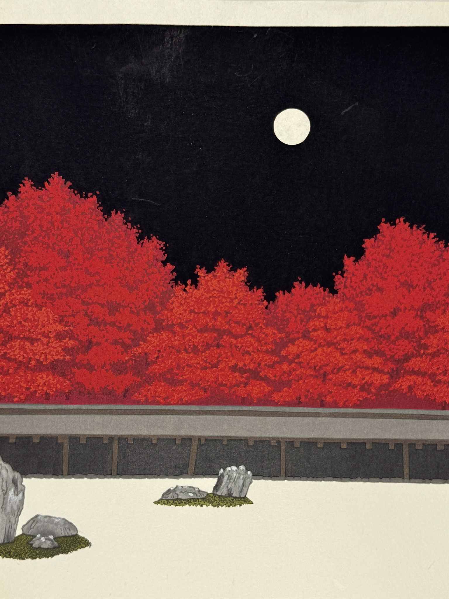 Estampe Japonaise contemporaine de Teruhide Kato Jardin Zen du temple Ryoan-ji avec les érables rouges flamboyant sous une nuit de pleine lune automne, le ciel noir