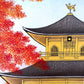 estampe japonaise de Teruhide Kato, le Kinkakuji pavillon d'or à Kyoto, avec érables rouges en premier plan, gros plan sur le toit avec le phoenix au sommet