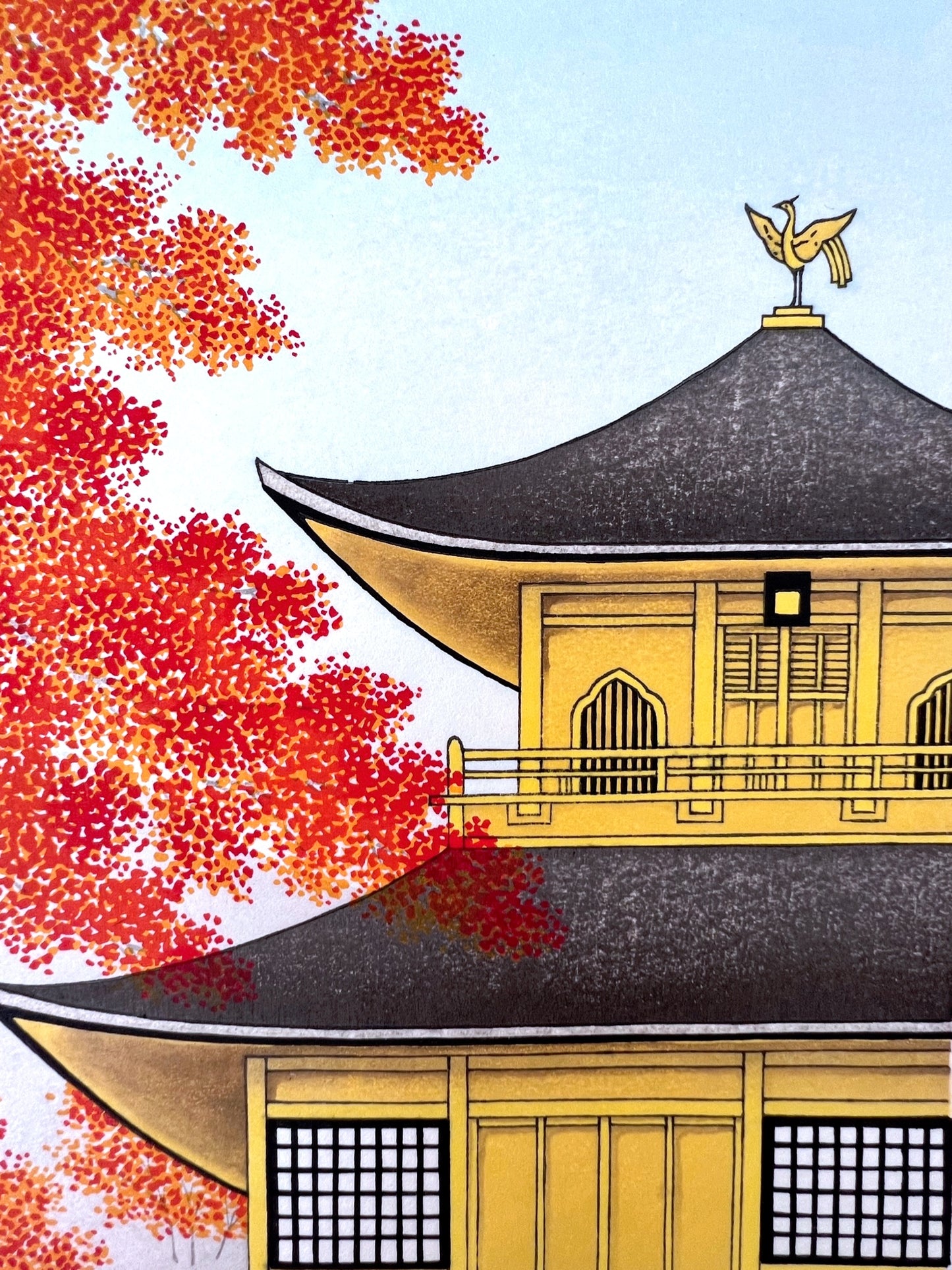 estampe japonaise de Teruhide Kato, le Kinkakuji pavillon d'or à Kyoto, avec érables rouges en premier plan, gros plan sur le toit avec le phoenix au sommet