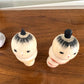 kokeshi, poupée japonaise en bois, couple avec ceinture rouge pour la femme et jaune pour l'homme, vu de dessus