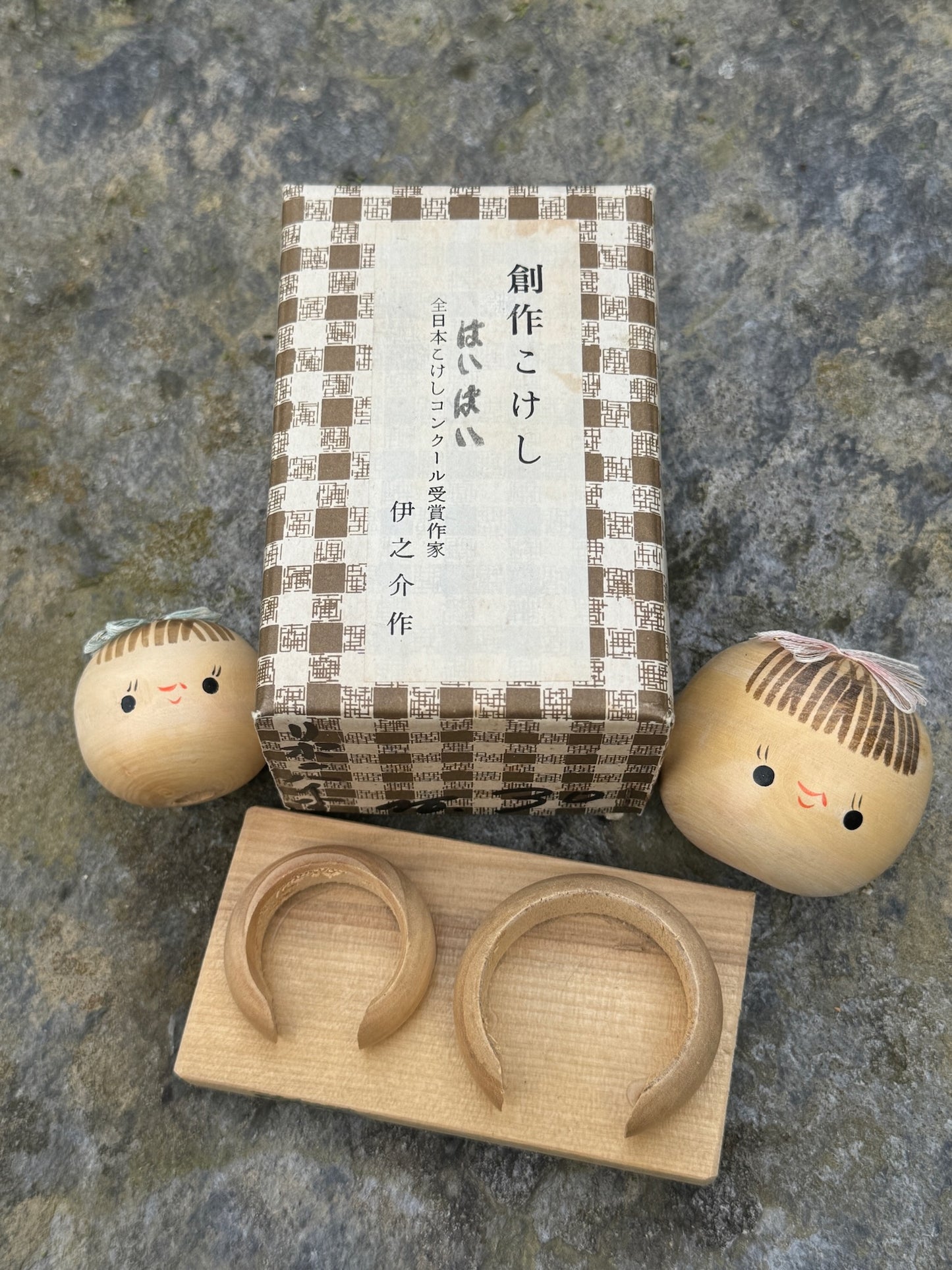 Couple de poupées kokeshi en bois sur socle, avec rubans rose et vert avec boite