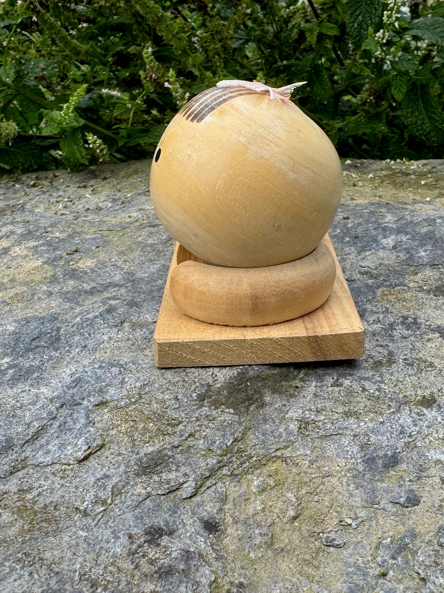 Couple de poupées kokeshi en bois sur socle, avec rubans rose et vert vue profil 2