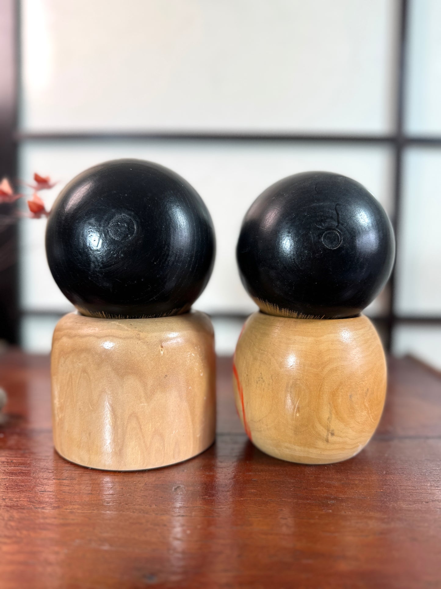 Couple de kokeshi rieuse sato verte et rouge vue de dos