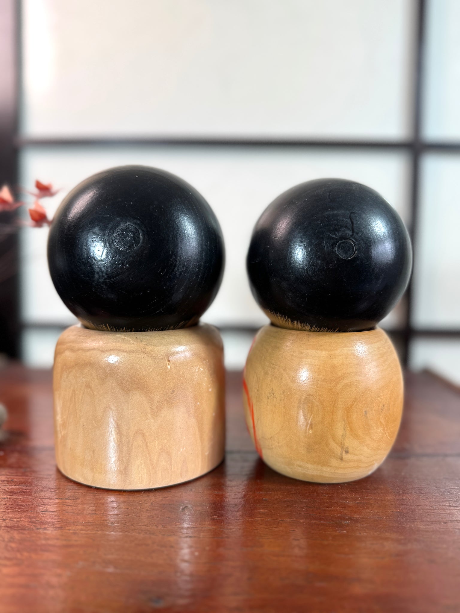 Couple de kokeshi rieuse sato verte et rouge vue de dos