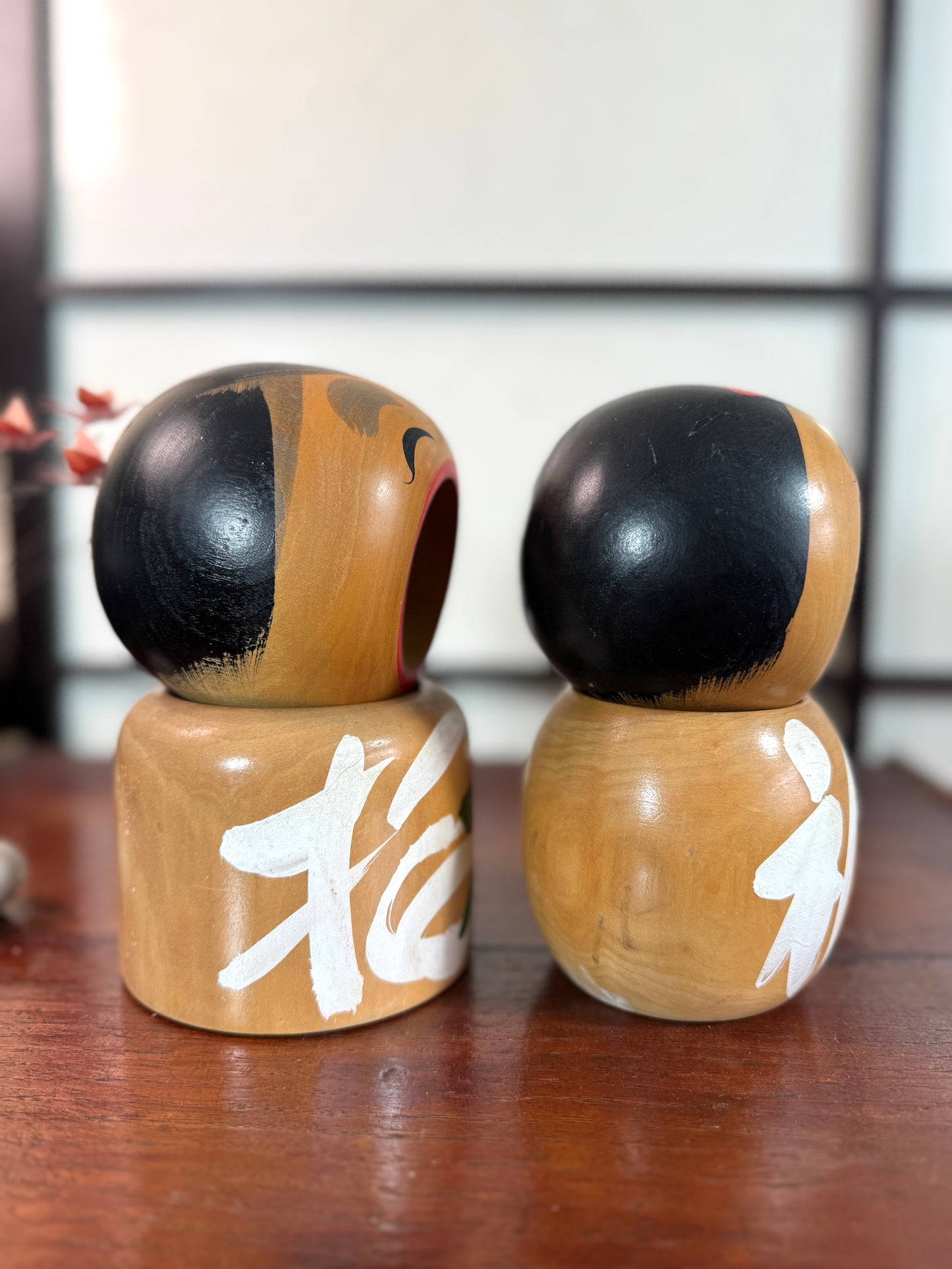 Couple de kokeshi rieuse sato verte et rouge profil droit