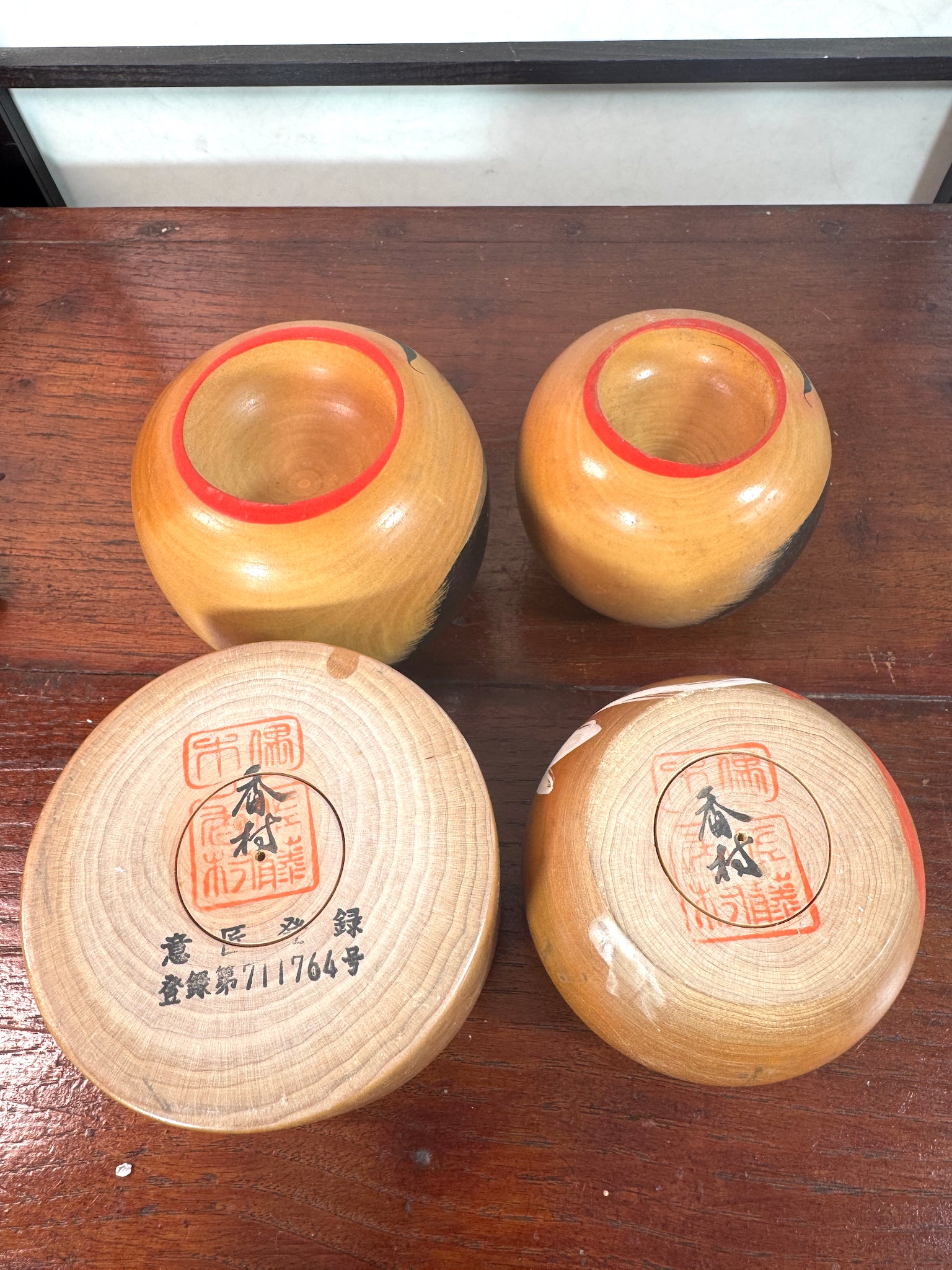 Couple de kokeshi rieuse sato verte et rouge ouvertes