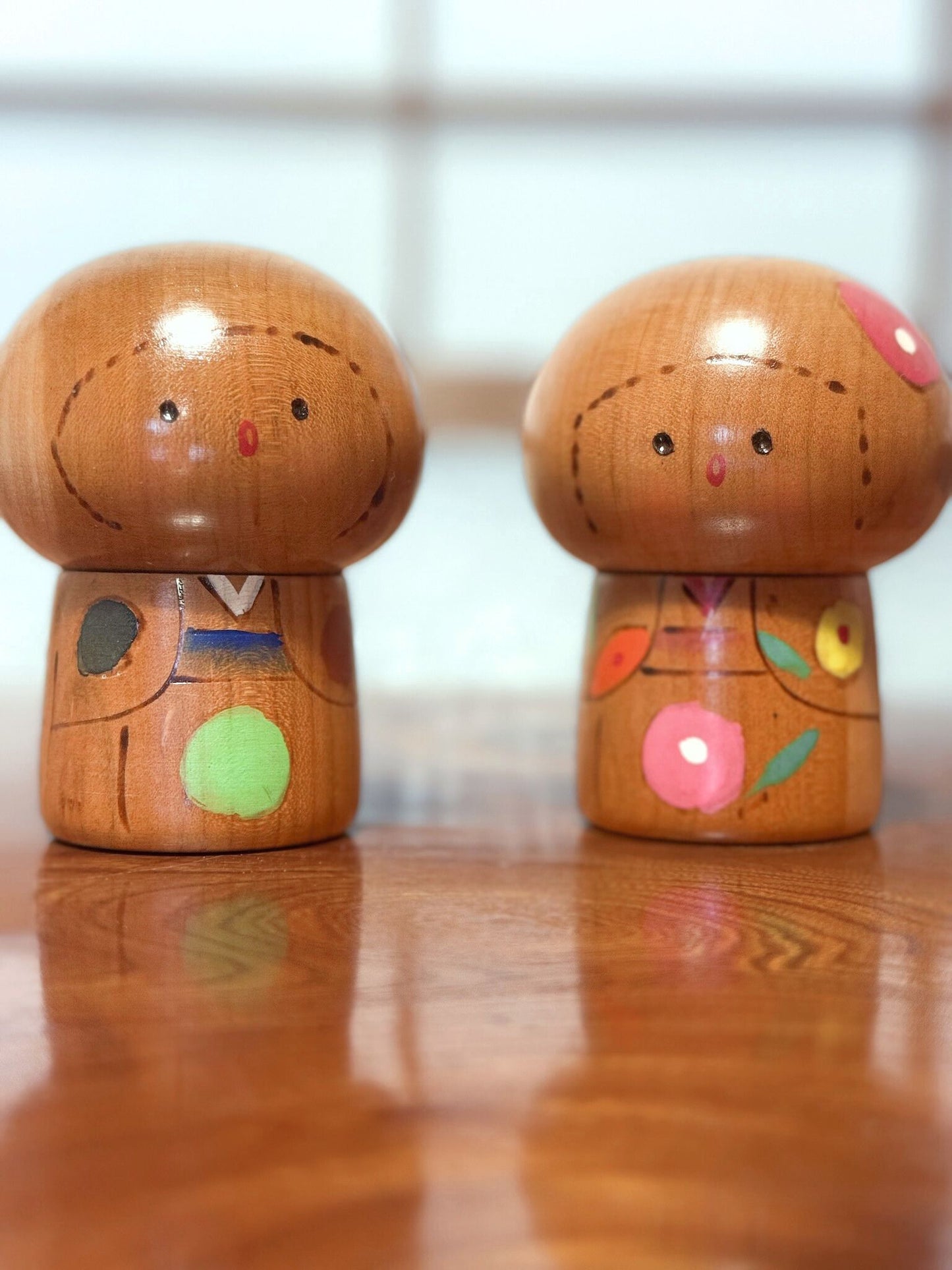 Couple de petites kokeshi en bois peint signées Masashi Takeda de face
