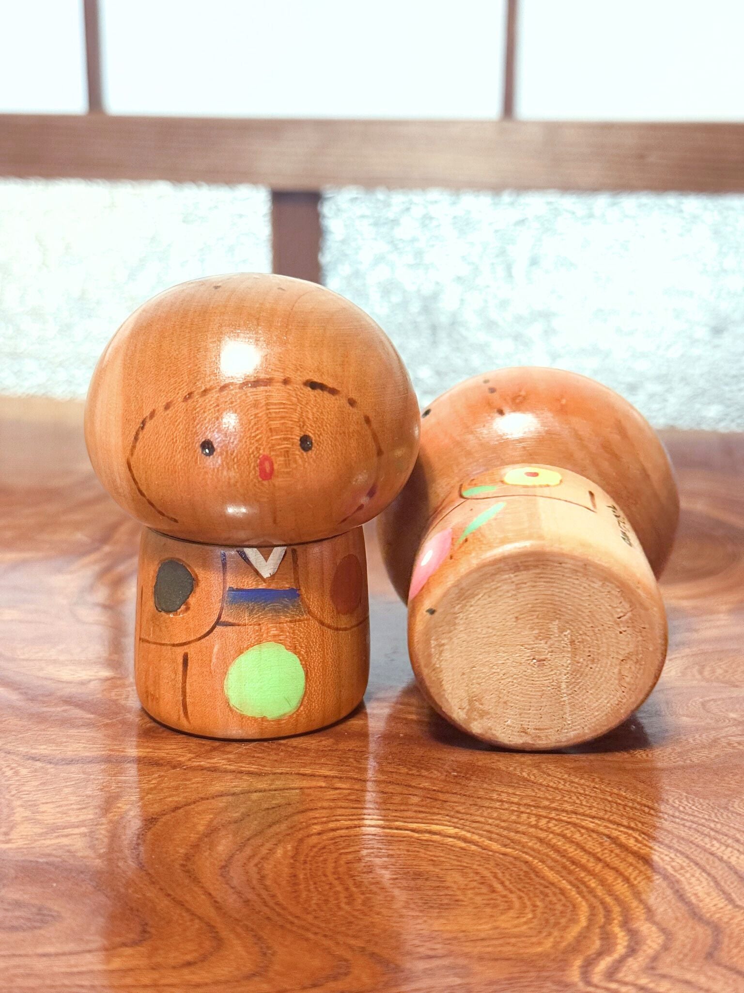 Couple de petites kokeshi en bois peint signées Masashi Takeda garçon