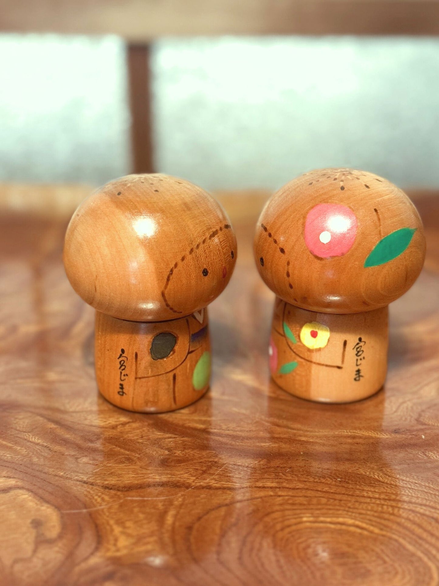 Couple de petites kokeshi en bois peint signées Masashi Takeda profil 1