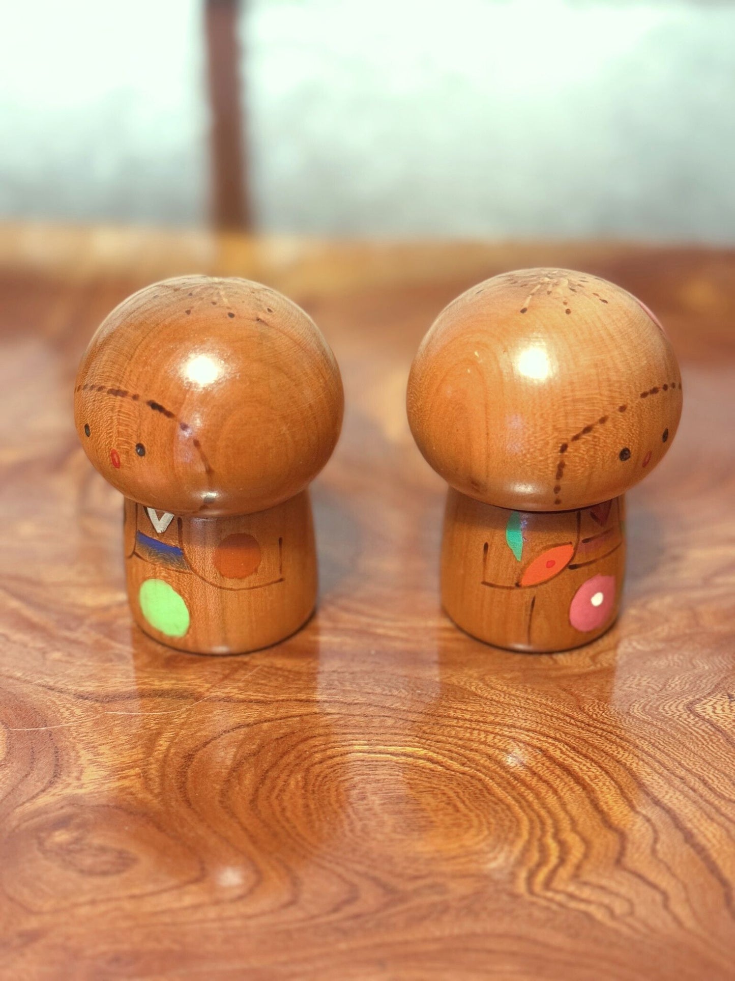 Couple de petites kokeshi en bois peint signées Masashi Takeda profil 2