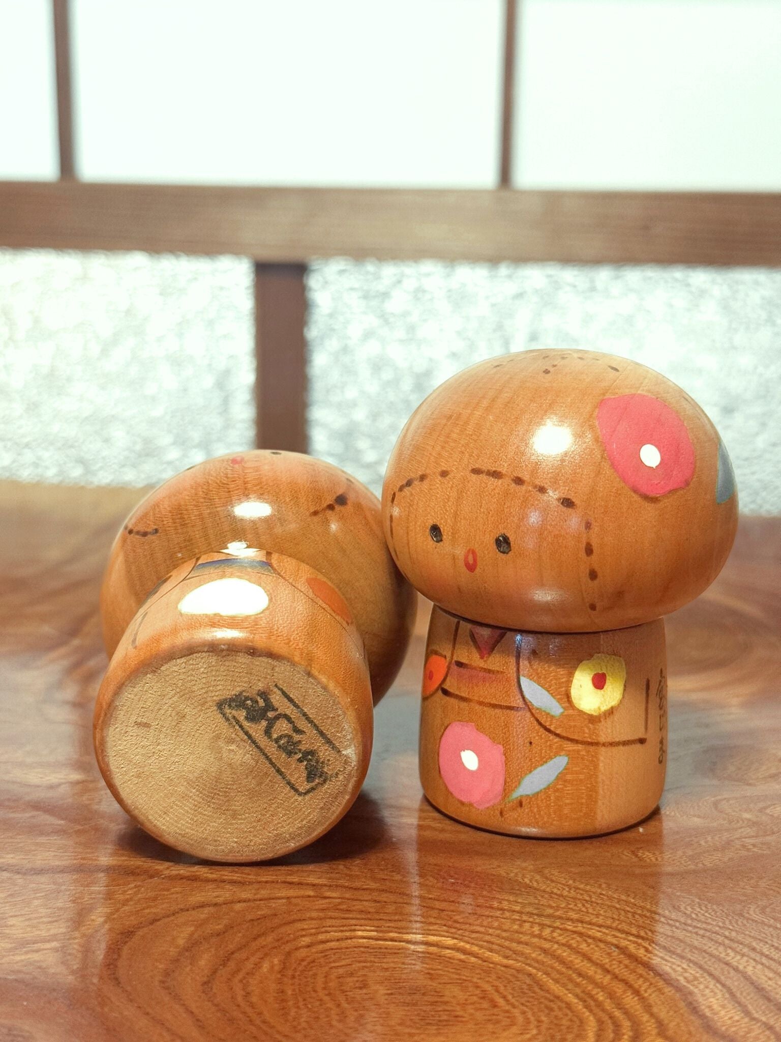 Couple de petites kokeshi en bois peint signées Masashi Takeda fille