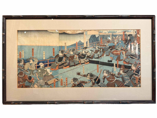 Estampe Japonaise encadrée de Kunichika représentant le moine Mokuichi révélant en musique le destin tragique des Taira aux samouraïs du clan, dont le général Taira no Noritsune tenant l'empereur Antoku dans les bras, avec cadre, ancien imitation bambou