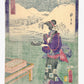 estampe japonaise de Hiroshige et Kunisada, série Tokaido à deux pinceaux, une femme en kimono coloré porte un plateau avec des tasses de saké, en fond paysage de neige, le dos de l'estampe