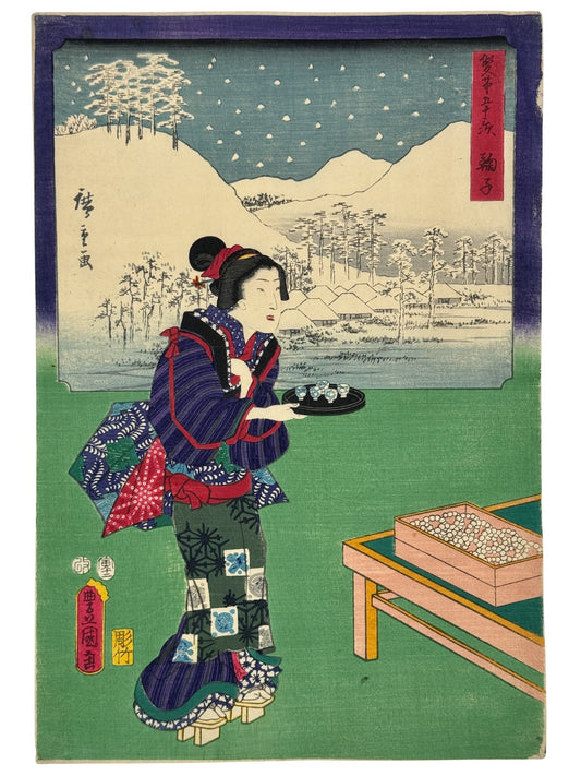estampe japonaise de Hiroshige et Kunisada, série Tokaido à deux pinceaux, une femme en kimono coloré porte un plateau avec des tasses de saké, en fond paysage de neige.